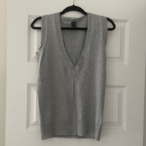 Vintage GAP Gray V-Neck sweater vest.